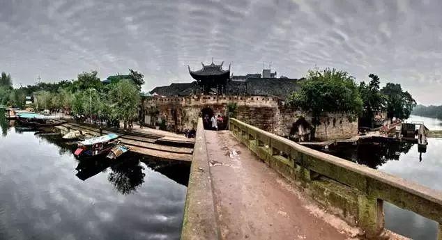 村支书满脸通红被质疑醉酒上班，镇政府：纪委在查 也许是晒红的